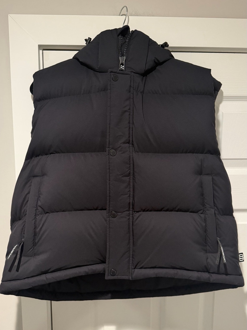 Auth. ✅ Aritzia Super Puff Shorty Vest in “Black” Size Large 🖤 - Picture 2 of 13